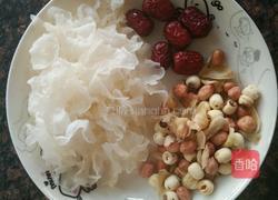 冰糖银耳莲子百合羹的做法图解2