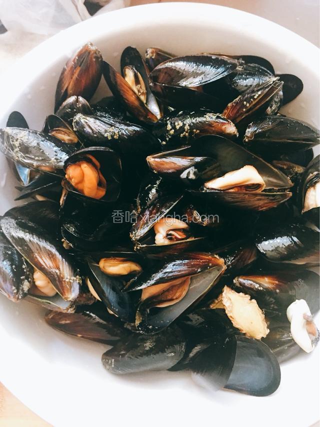 水煮熟的淡菜一盆备用