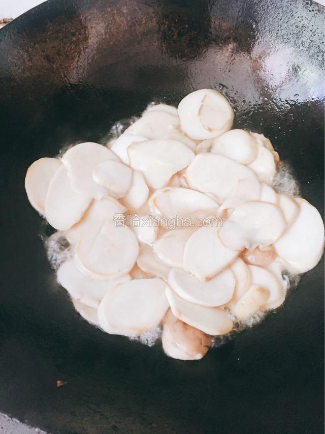 加料酒翻炒至断生