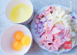 蛋黄火腿炒饭的做法图解1