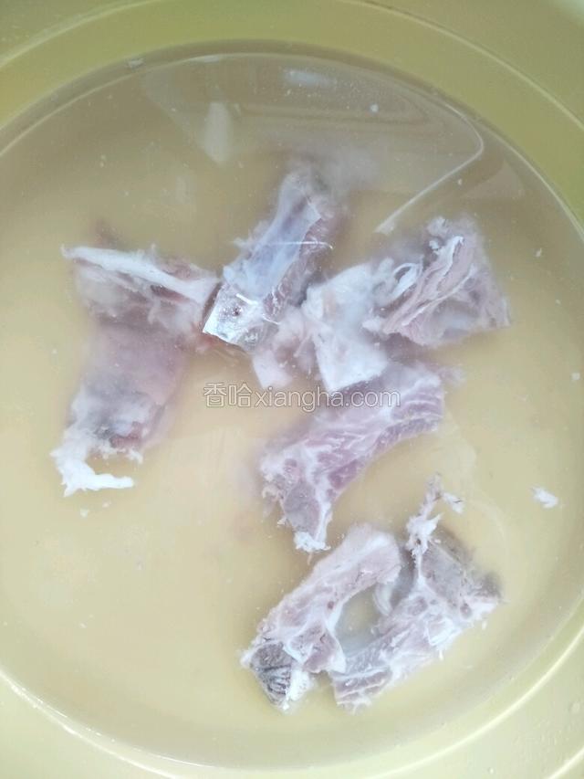 排骨水中泡30分钟泡出血水洗净