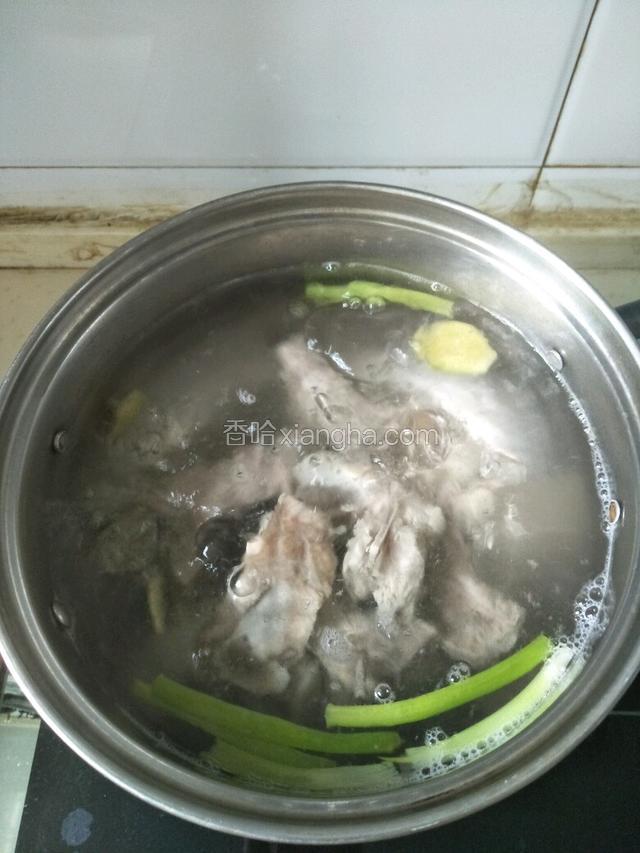 放入排骨煮，大火煮开改中小火