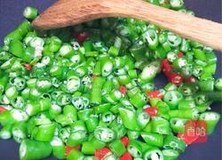 擂辣椒炒皮蛋的做法图解3