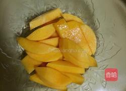 黄桃水罐头的做法图解3