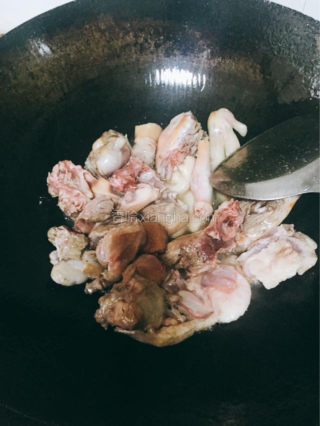 热锅下油爆炒鸭肉