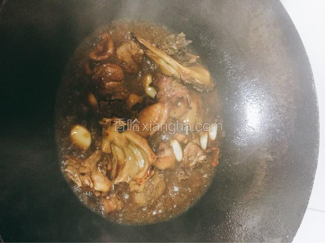 加料酒，老抽翻炒均匀