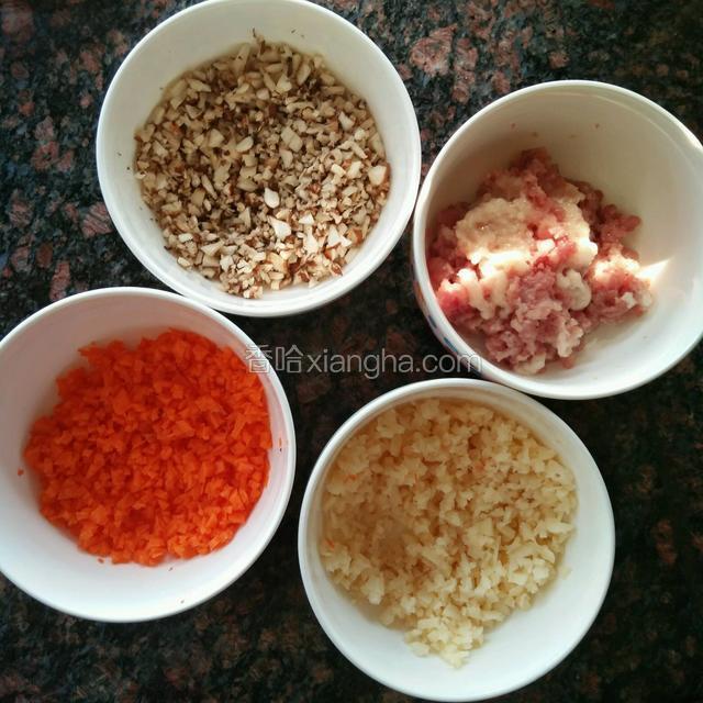 馅料切丁（切小丁）猪肉剁成泥（用不了这么多蔬菜，可以把剩下的熬粥）