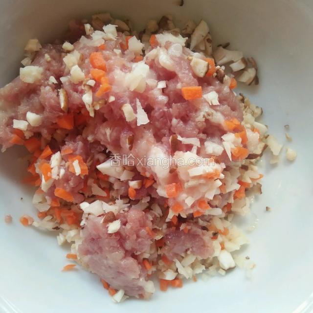 猪肉泥里面放入适量的香菇，胡萝卜和藕丁