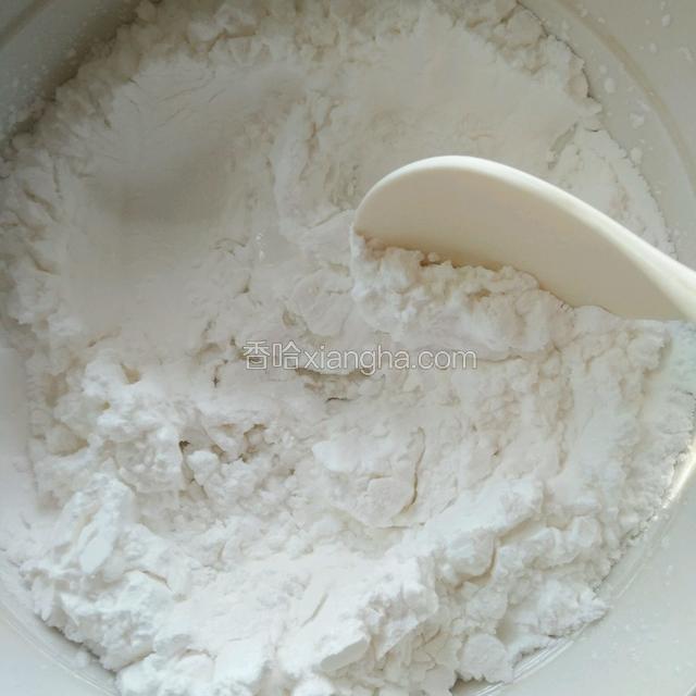 澄粉和木薯淀粉混合搅拌均匀，先倒一点开水搅拌一下，再倒一点开水搅拌一下，重复这个步骤直到没有干粉了