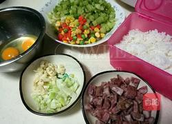 腊肠菜丁蛋炒饭的做法图解2