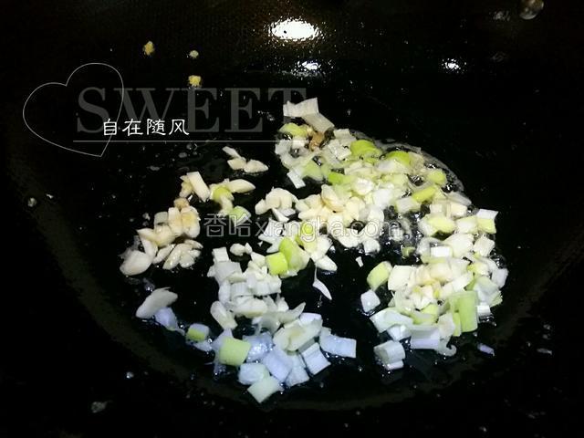锅中油热下葱花蒜末 炒出香味
