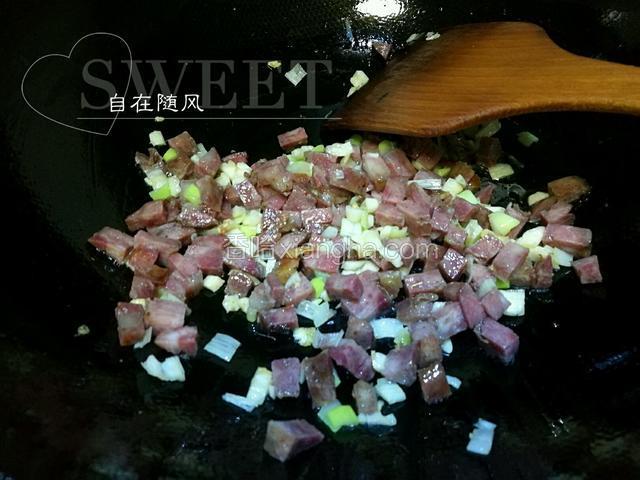 倒入腊肠丁 翻炒几下