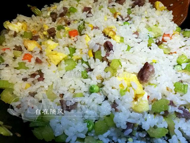 将米饭倒入锅中不停翻炒 把米饭打散 将炒好的鸡蛋倒入饭中拌匀 关火