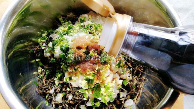 再加入盐，糖，生抽，胡椒粉，鸡精，拌匀。