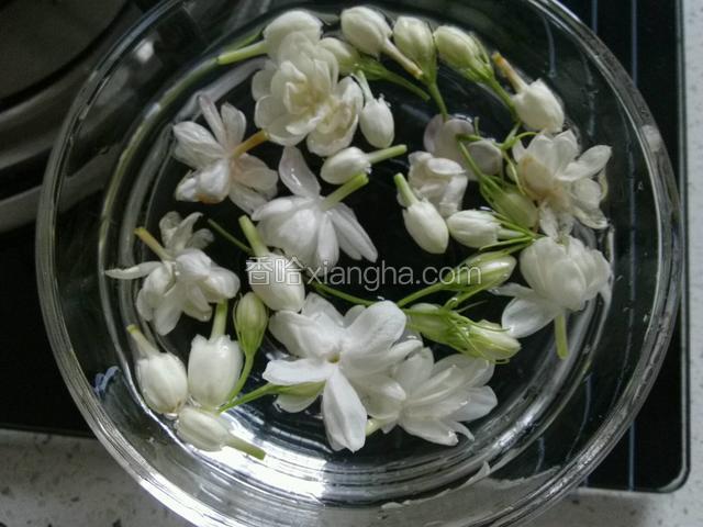 茉莉花去除叶子，开水焯一下