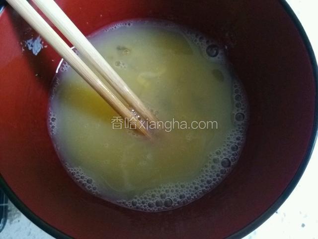 鸡蛋加盐，几滴凉水，均匀搅拌