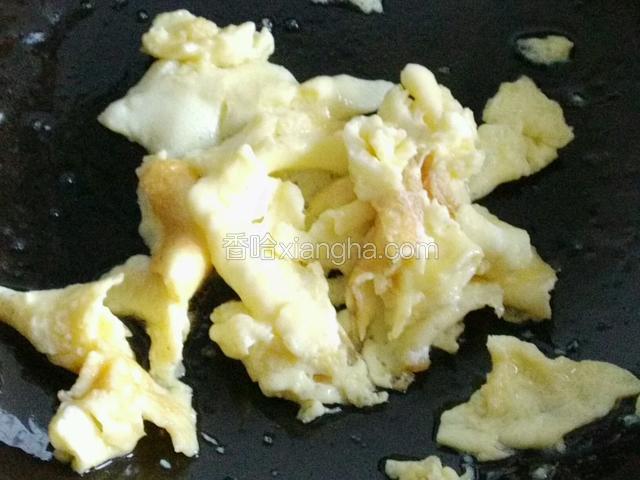 热油下锅，煸炒鸡蛋