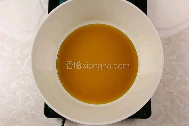 锅内倒油，待油烧热