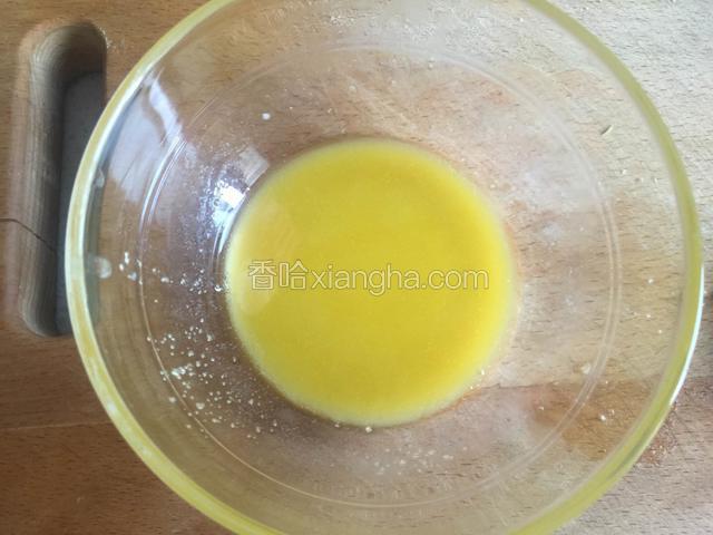 把黄油隔热水融化。