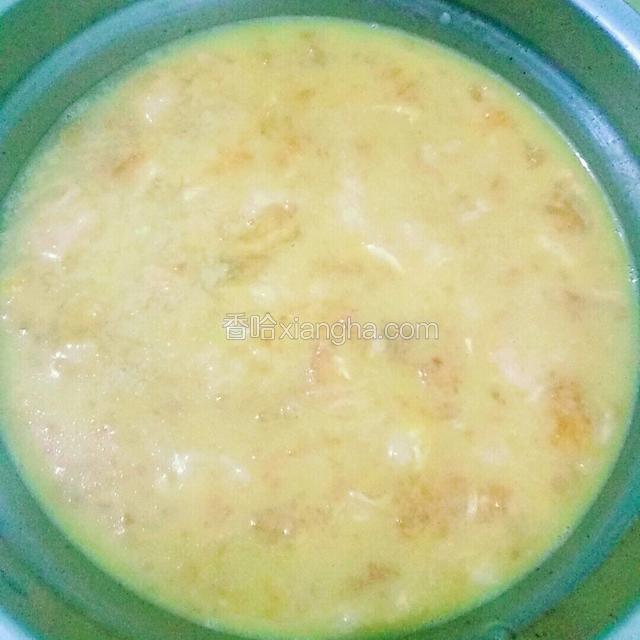 把搅拌好的瘦肉倒入鸡蛋液里，搅拌一下。