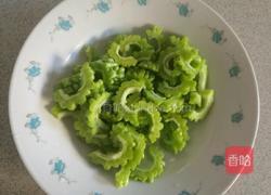 苦瓜炒肉的做法图解1