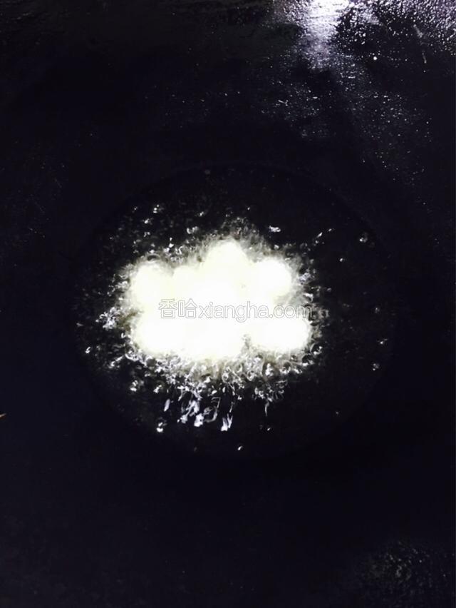 热锅起油，放入蒜煸香