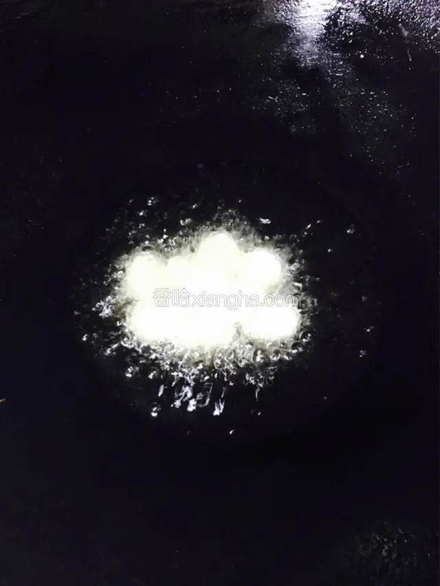 热锅起油，放入蒜煸香