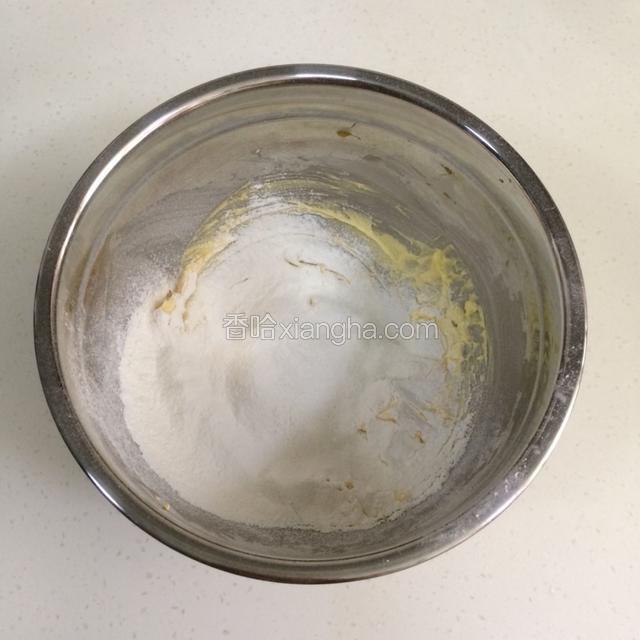 筛入低筋面粉和椰蓉。