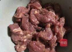 牛肉炒藕片的做法图解2