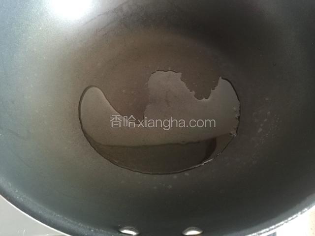 锅中倒入适量的油烧热。