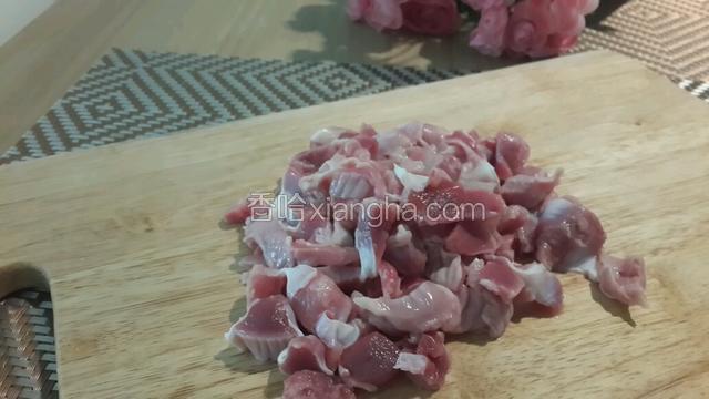 鸡胗用清水泡2小时以上除血水切片备用。