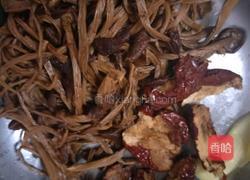 茶树菇排骨汤的做法图解3