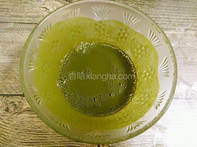 开水倒入抹茶粉中，搅拌均匀