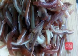 青椒炒猪耳朵的做法图解1
