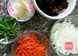 红萝卜洋葱拌木耳的做法图解1
