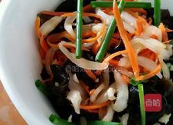 红萝卜洋葱拌木耳的做法图解3