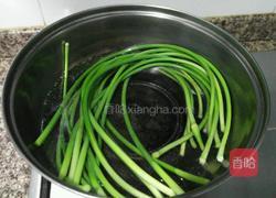 凉拌手撕蒜苔的做法图解3