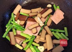 芦笋炒火腿鸡蛋干的做法图解3