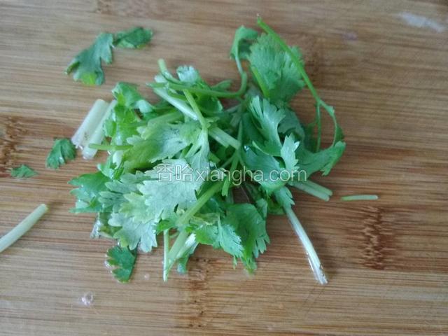 香菜洗净，切成段