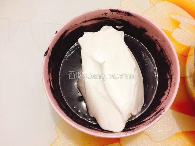 取1/3蛋白霜到面糊中用刮刀翻拌均匀。