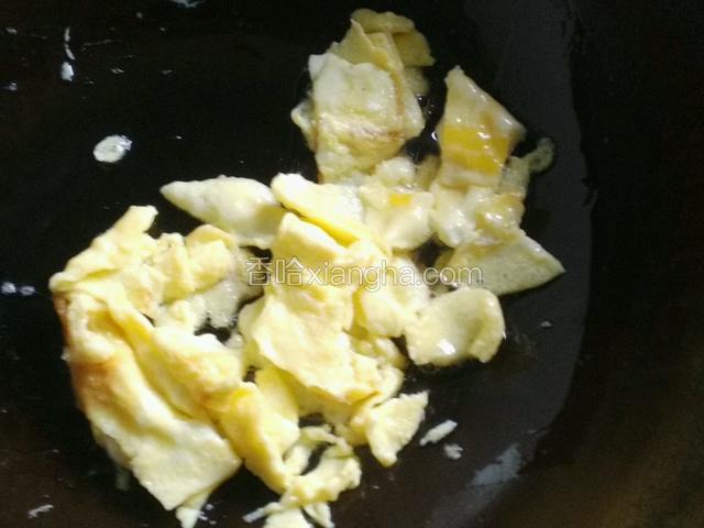 鸡蛋热油下锅，铲子铲碎