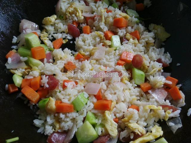 五分钟后，下去黄瓜丁，煸炒一分钟出锅即食