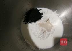 黑芝麻面包圈的做法图解1
