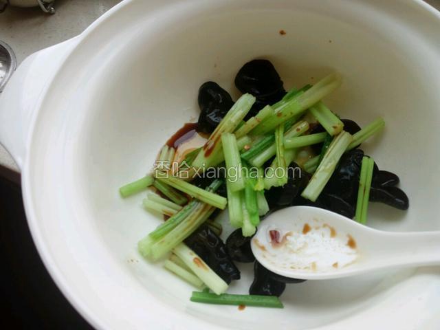 先把芹菜、木耳放大碗里。加酱油、盐、糖先拌一下。