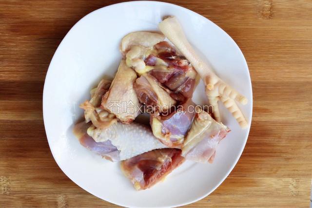 鸡肉洗净斩件。