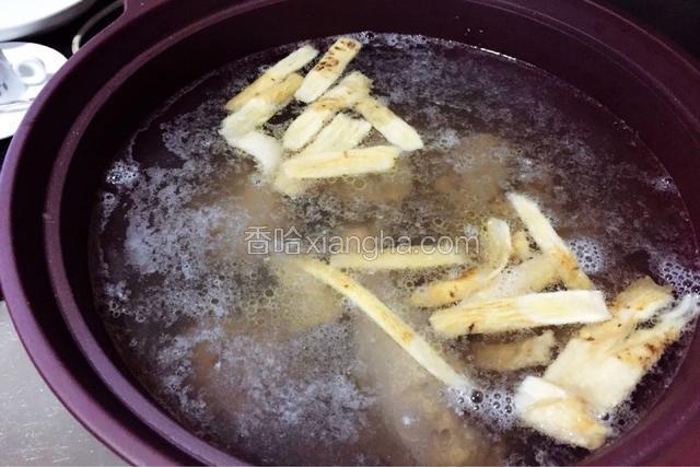 再放进瓦煲内，加入清水3000毫升