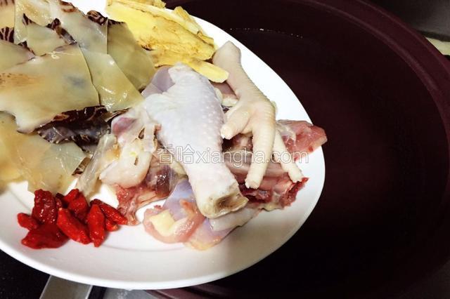 把除枸杞的其他材料和姜及清水下锅煮5分钟，飞水，捞起。