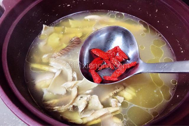 后改文火煲2小时，再下枸杞煲片刻，调入适量食盐即可。