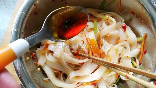 再加入一勺辣椒油，撒上花生米，再拌匀，就美美的开吃吧～