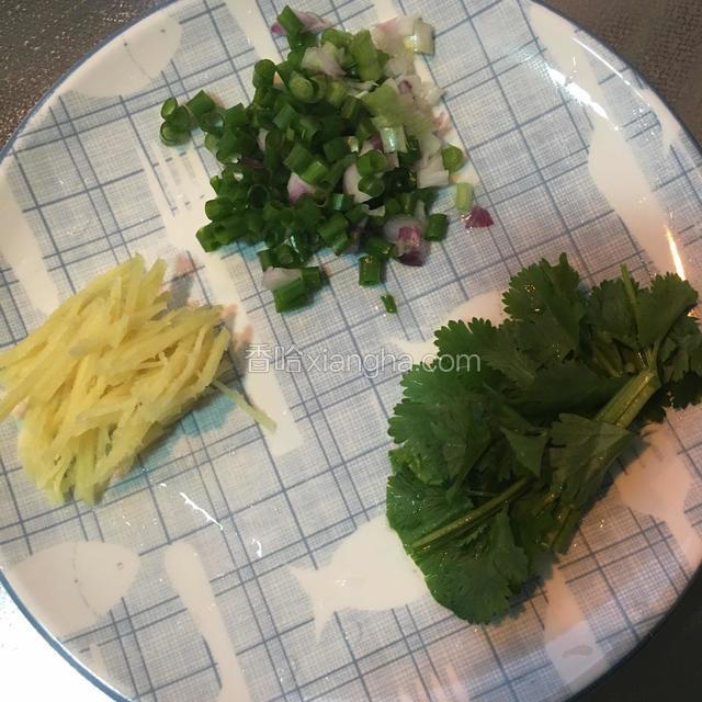 备好小料。切丝的切丝，切段的切段，大家随自己喜欢。